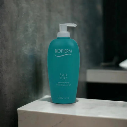 EAU PURE Duschgel in türkisfarbener Flasche mit Pumpspender auf Badablage