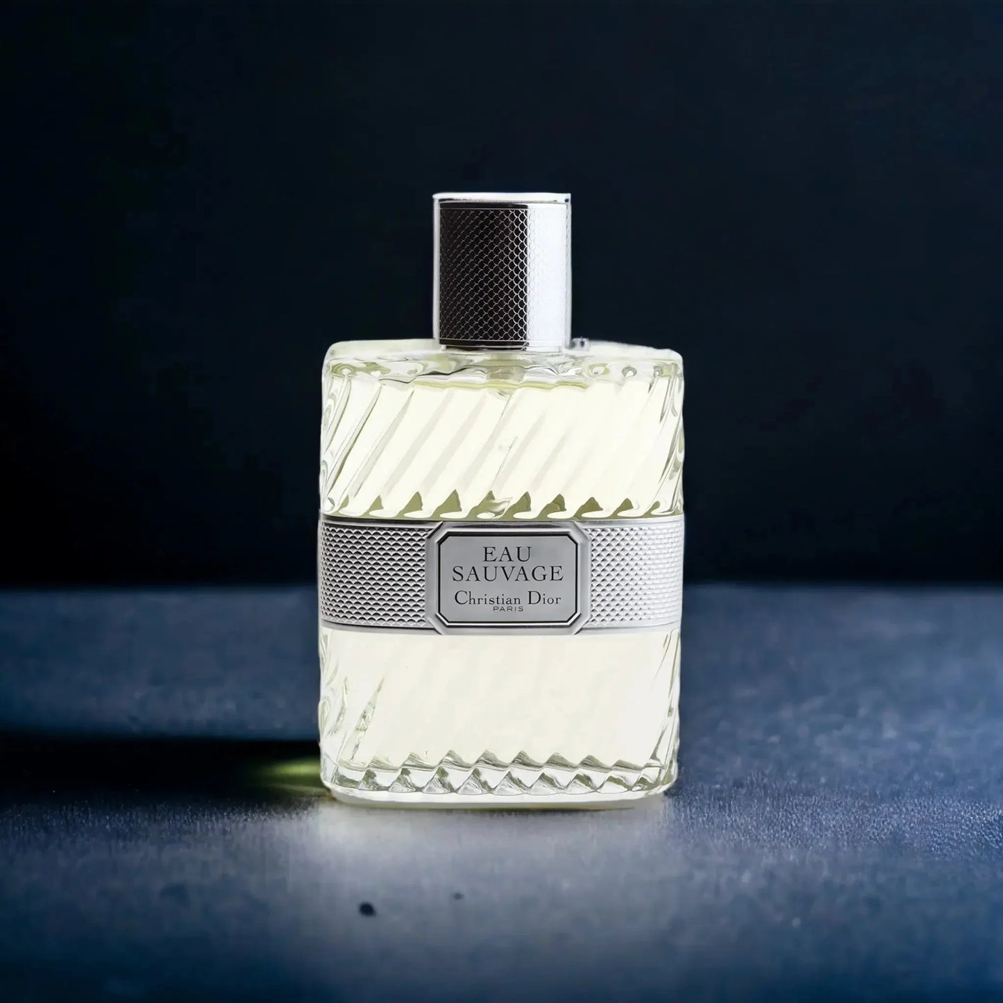 Luxus Herrenparfum Eau Sauvage im eleganten Glasflakon mit silbernem Verschluss