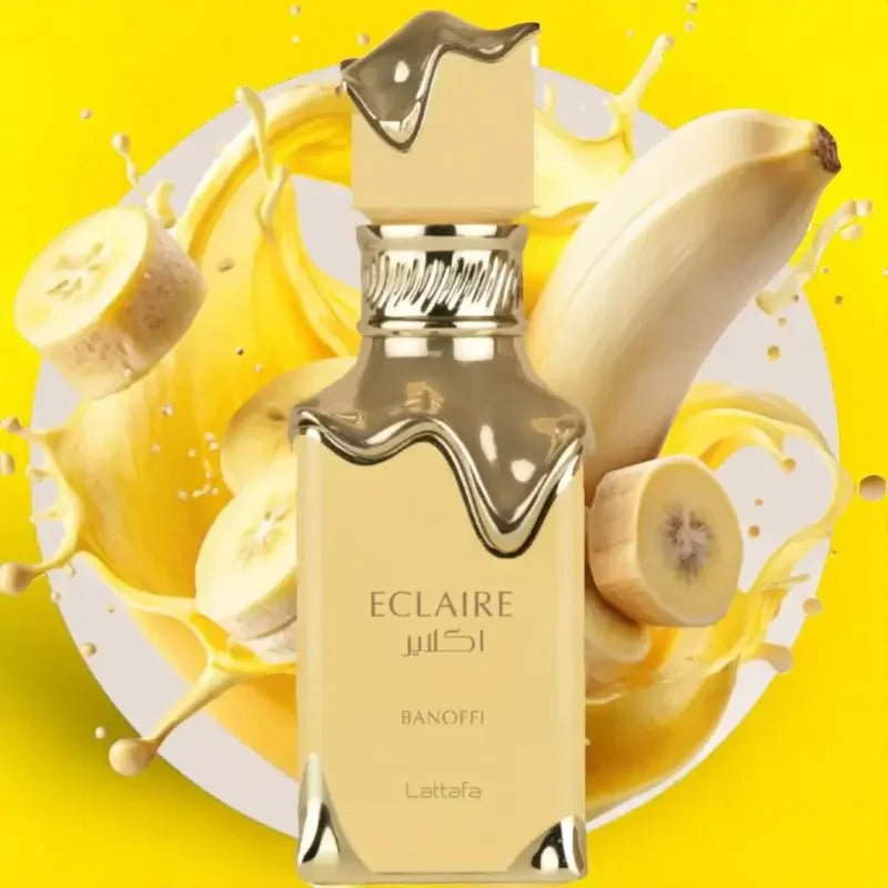 Luxus Parfumflakon ECLAIRE Banoffi vor Bananen und cremigem Spritzer auf gelbem Hintergrund