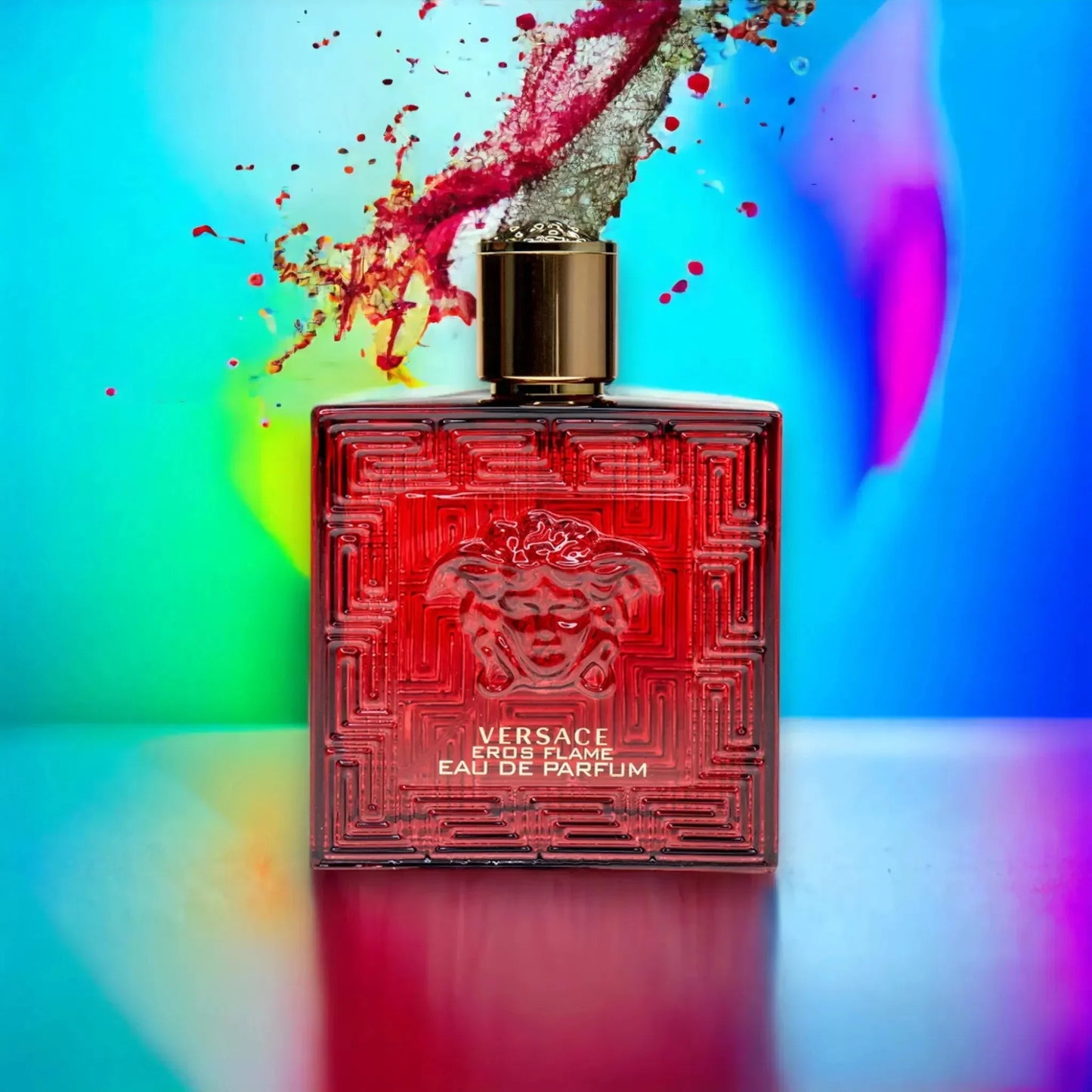 Rotes Parfumflakon Versace Eros Flame Eau de Parfum vor buntem Hintergrund