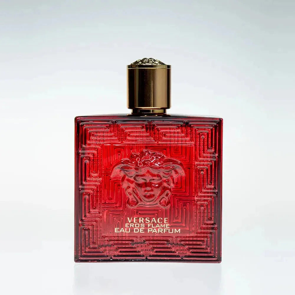 Roter Flakon von Eau de Parfum Versace Eros Flame, luxuriöses Herrenparfum auf weißem Hintergrund