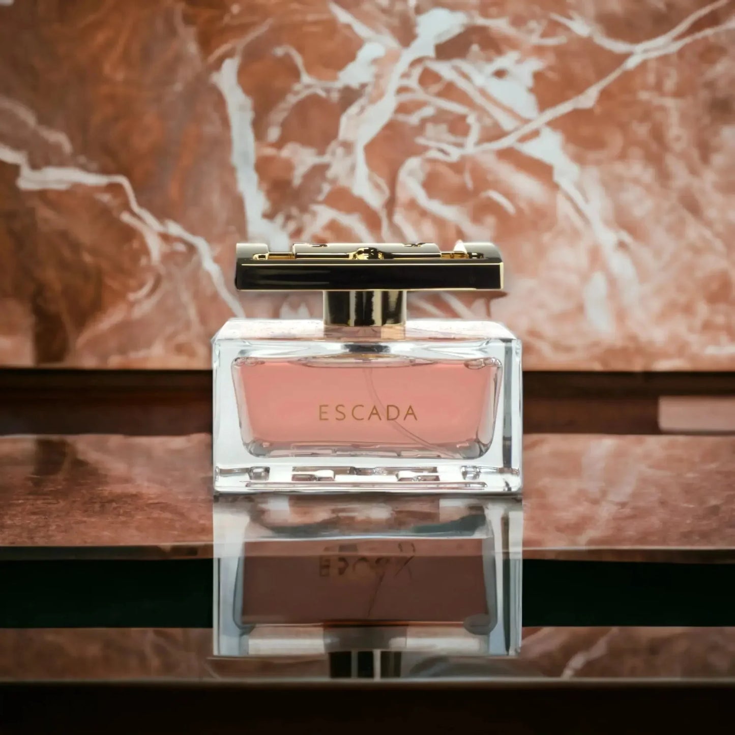 Luxus Damenparfum Flakon mit rosafarbenem Duft auf Marmorhintergrund