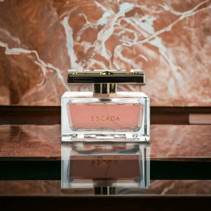 Luxus Damenparfum Flakon mit rosafarbenem Duft auf Marmorhintergrund