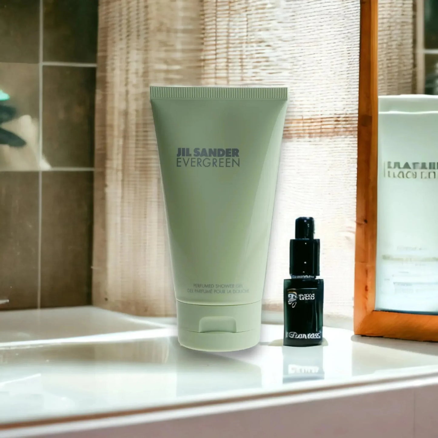 Jil Sander Evergreen Duschgel Tube und kleines Fläschchen auf Badezimmerablage, natürliches Licht