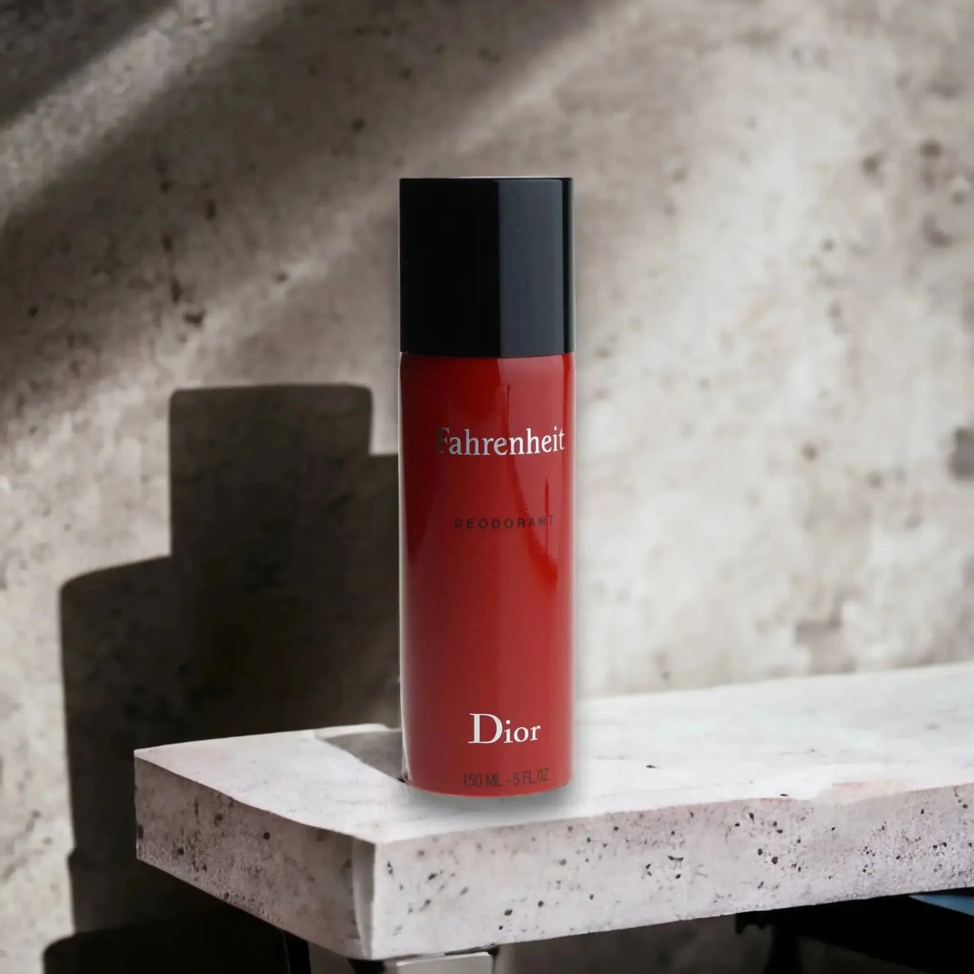 Fahrenheit Deo Spray von Dior, rotes Flakon, 150ml, auf hellem Steinuntergrund, luxuriöses Herren-Deodorant