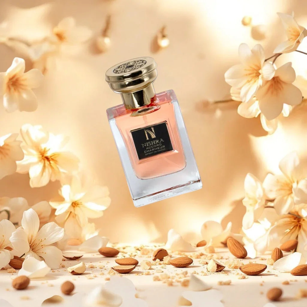 Luxusparfumflakon mit goldener Kappe, blumiger Hintergrund, Mandeln und Blüten