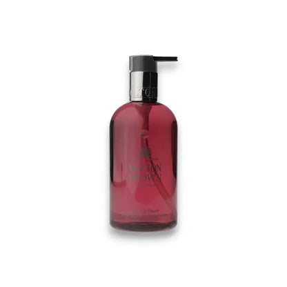 Transparente rosa Flüssigseife in Pumpspender, Produktfoto auf weißem Hintergrund