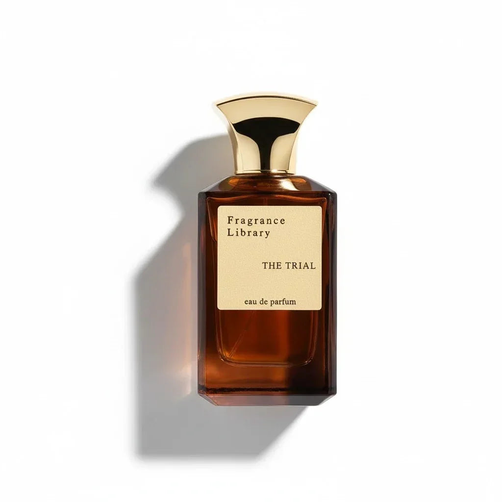 Brauner Glasflakon des Fragrance Library The Trial Eau de Parfum mit goldenem Verschluss.