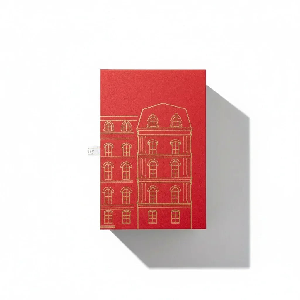 Rote Verpackung des Fragrance Library The Red and The Black Eau de Parfum mit goldenem Gebäude-Design.