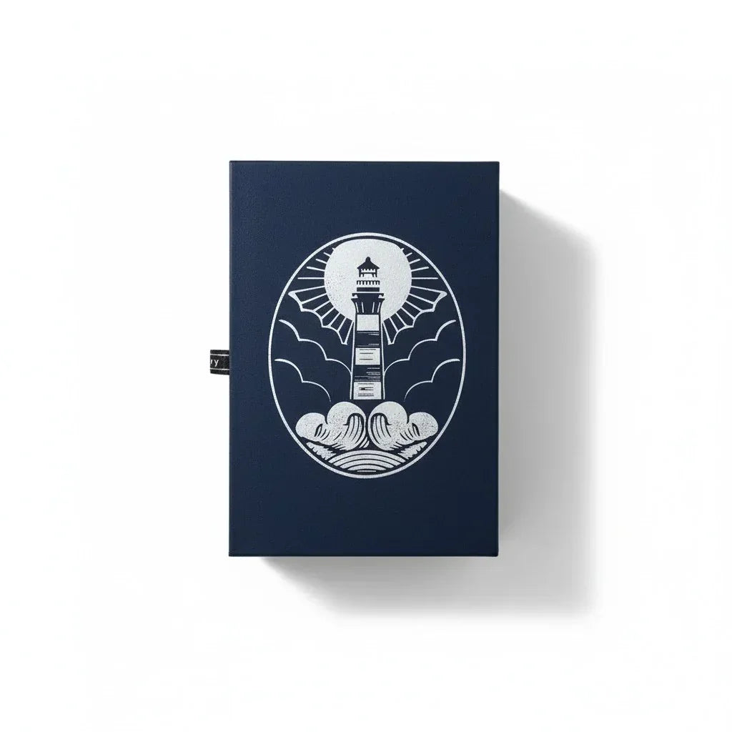 Fragrance Library To The Lighthouse Eau de Parfum in einer dunkelblauen Verpackung mit Leuchtturm-Motiv.