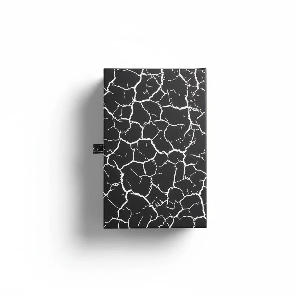 Fragrance Library Things Fall Apart Eau de Parfum in einer schwarz-weißen Verpackung mit Riss-Design.
