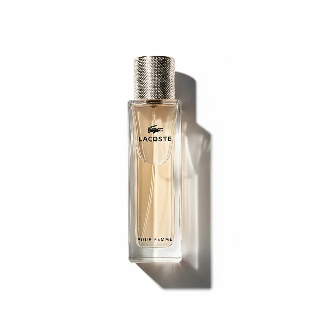 Eleganter Glasflakon des Lacoste pour femme Eau de Parfum mit silbernem Verschluss.