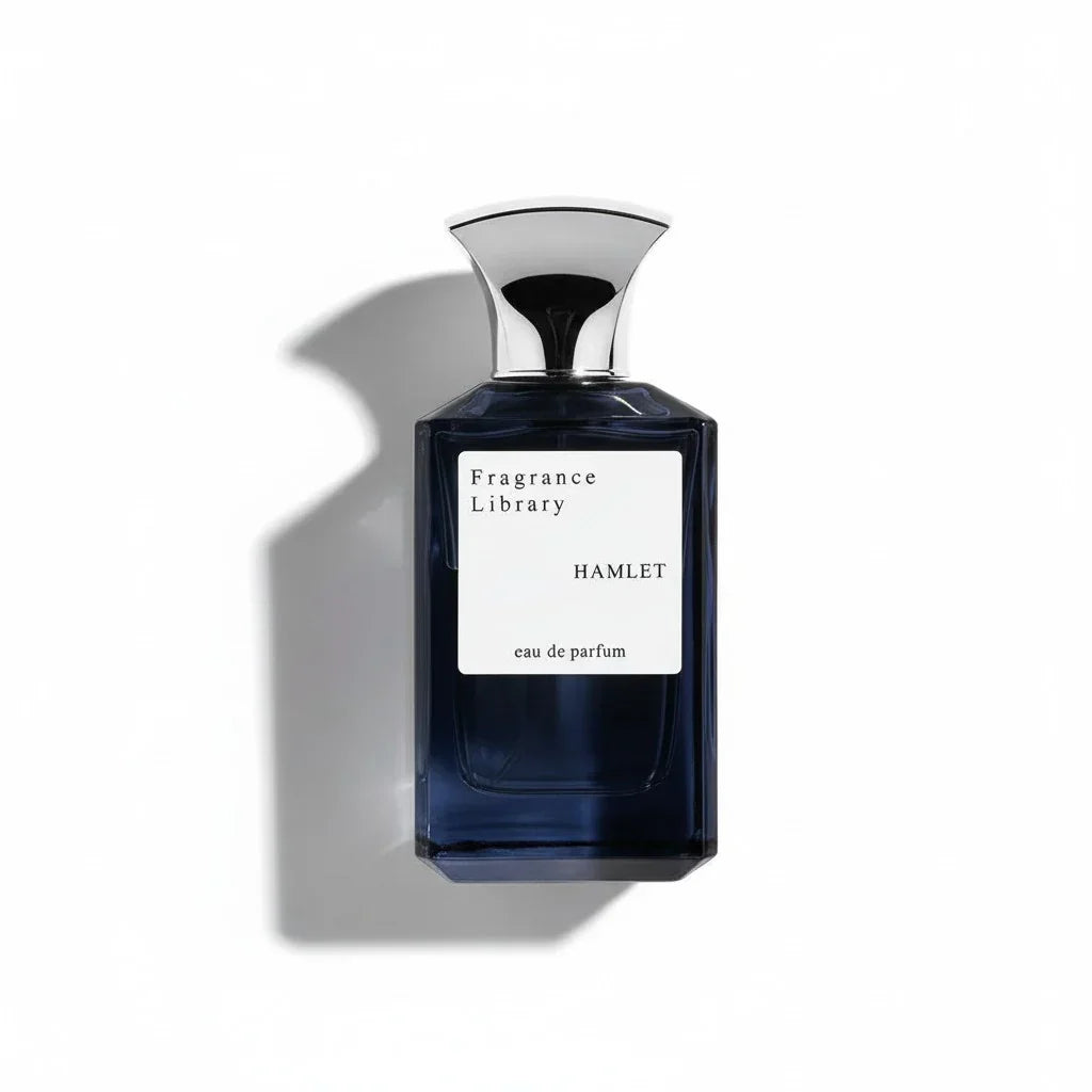 Fragrance Library Hamlet Eau de Parfum in einem dunkelblauen Glasflakon mit silbernem Verschluss.
