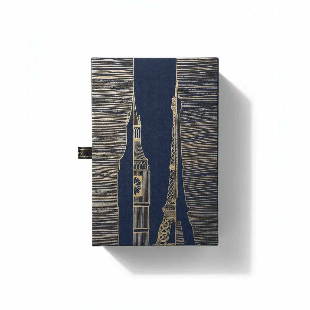 Fragrance Library A Tale Of Two Cities Parfumflakon mit goldener Skyline-Illustration auf Blau.