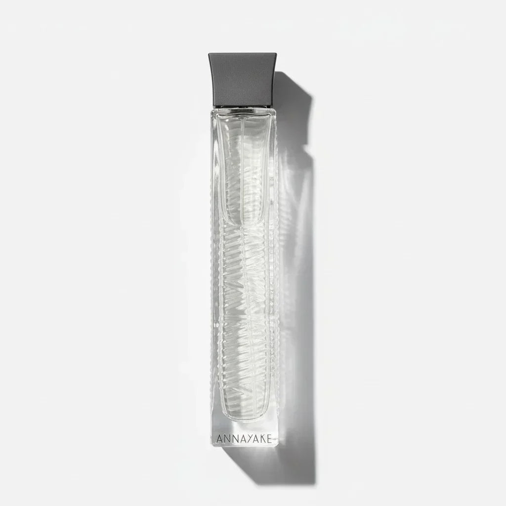 Annayake Pour Elle Eau de Parfum Flakon mit strukturiertem Glas auf weißem Hintergrund