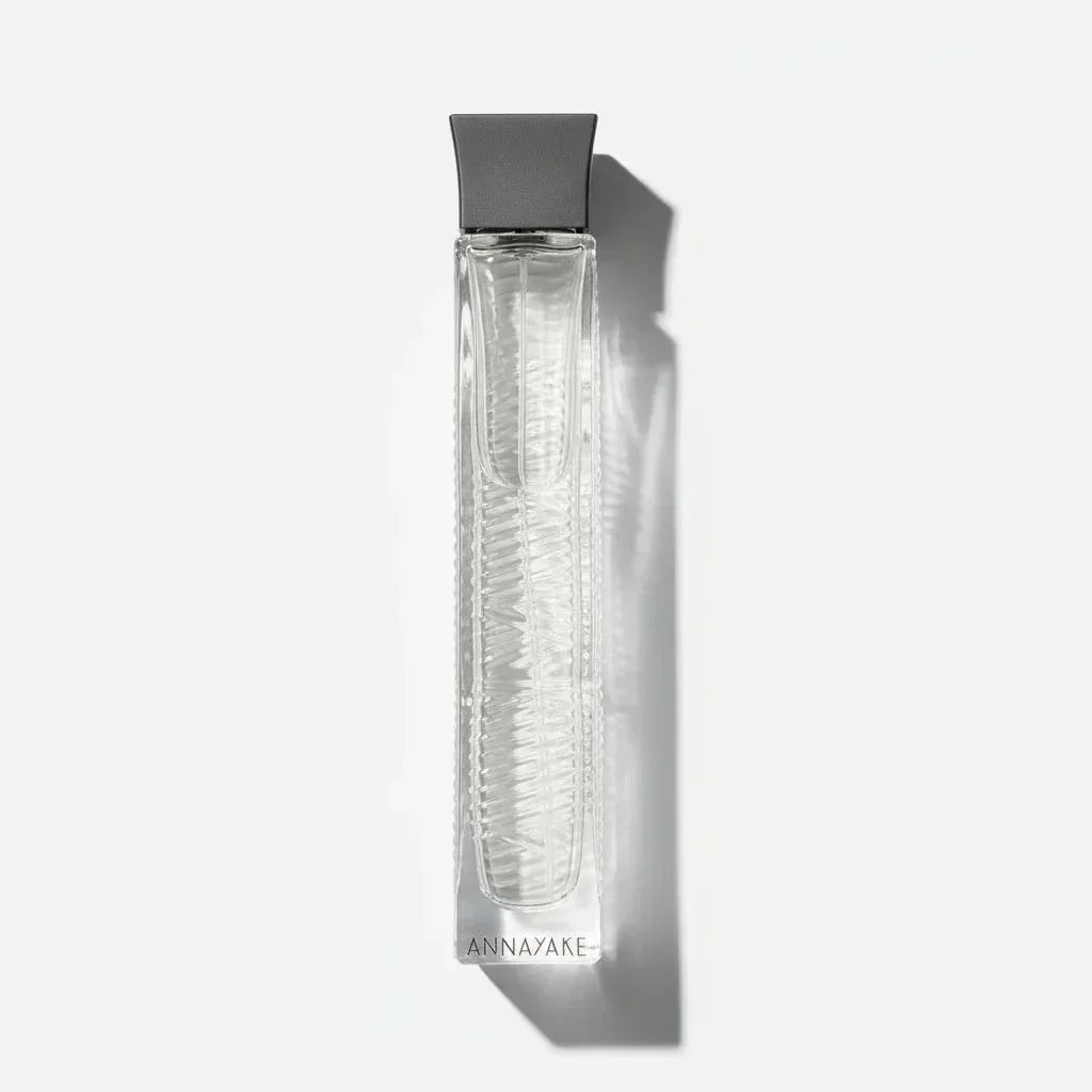 Annayake Pour Elle Eau de Parfum Flakon aus Glas vor weißem Hintergrund