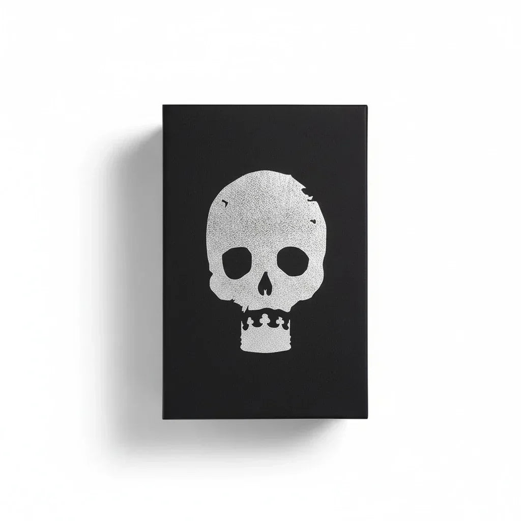 Schwarzer Parfumkarton von Fragrance Library Hamlet Eau de Parfum mit silbernem Totenkopf-Motiv.