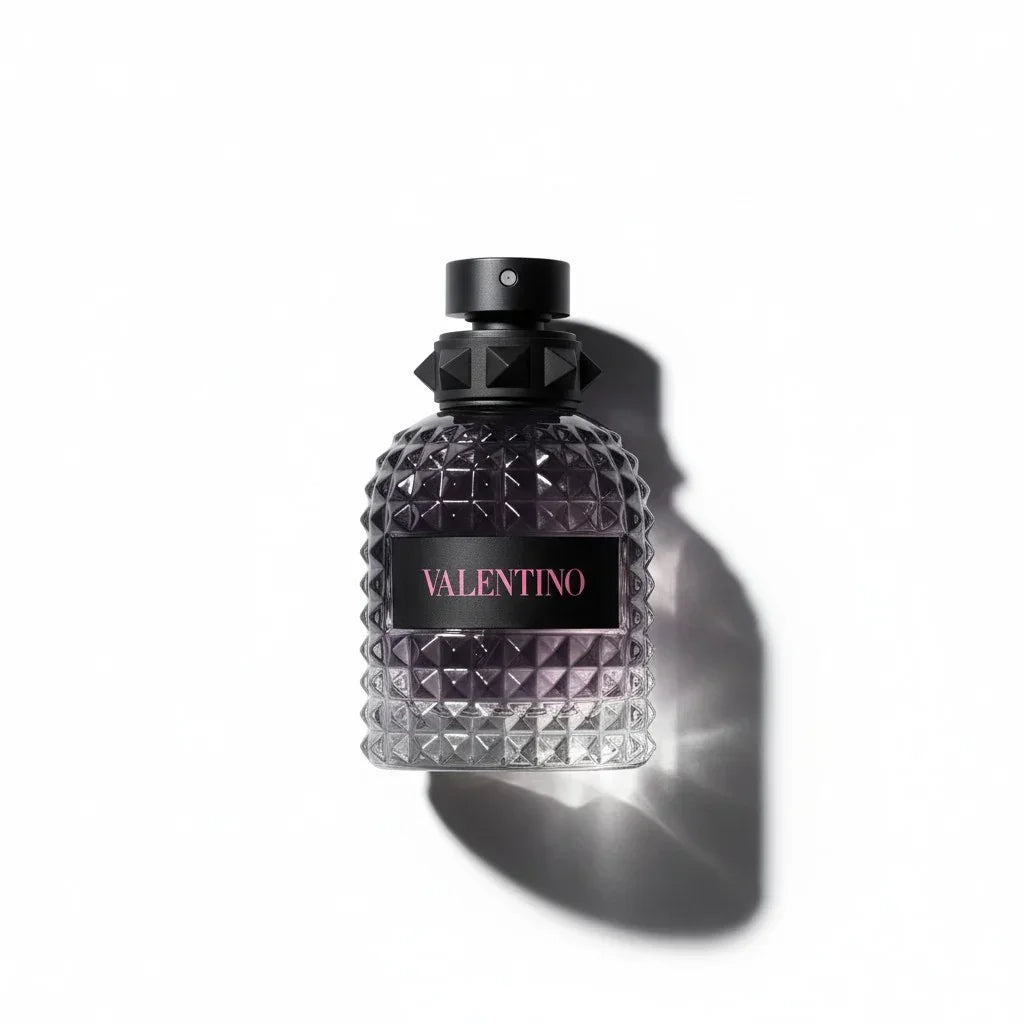Valentino Uomo Born in Roma Eau de Toilette Flakon mit markanter Noppenstruktur und schwarzem Verschluss.