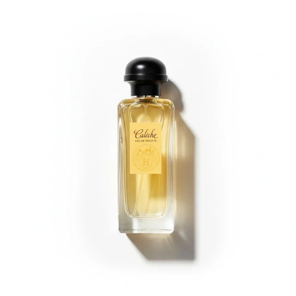 Hermès Calèche Eau de Toilette Parfumflakon aus Glas mit schwarzem Verschluss.