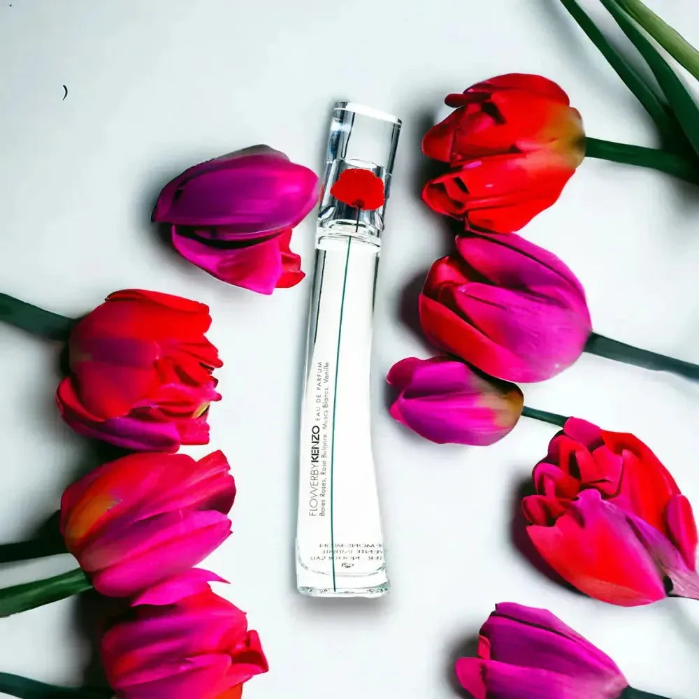 Blumiges Damenparfum in elegantem Flakon, umgeben von roten und pinken Tulpen, auf weißem Hintergrund.