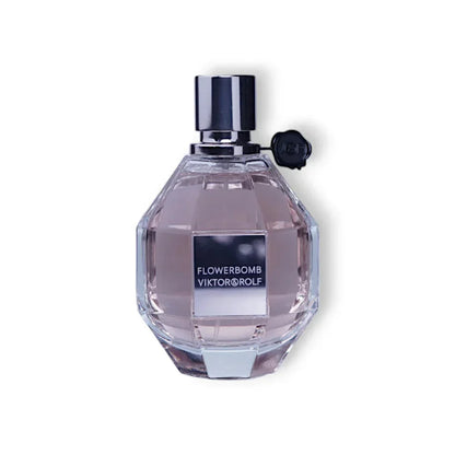 Luxus Damenparfum Flakon, facettiert, mit silbernem Verschluss und rosa Inhalt