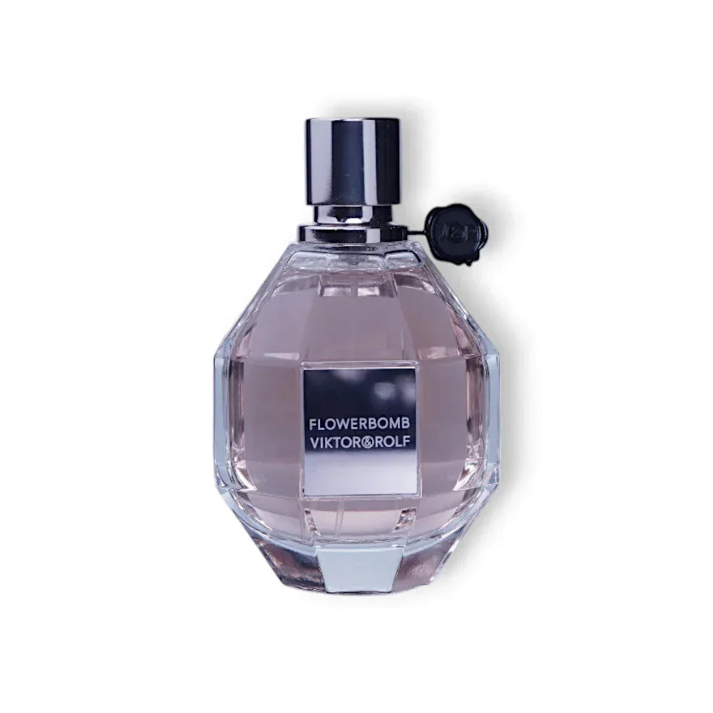 Luxuriöser Damenparfum Flakon, sechseckig, durchsichtig, mit rosa Inhalt auf Weiß.
