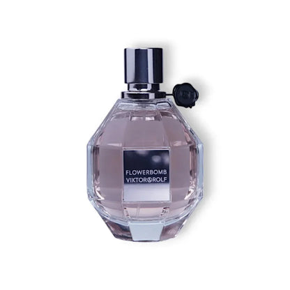 Luxus Damenparfum Flakon mit zartrosa Duft, facettierte Glasflasche vor weißem Hintergrund