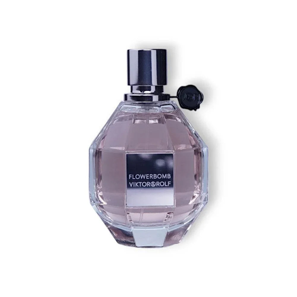 Luxus Damenparfum Flowerbomb Viktor & Rolf in facettiertem Glasflakon vor weißem Hintergrund