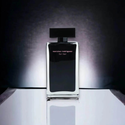 Schwarzer Damenduft Flakon, Eau de Toilette, elegantes Parfum für Frauen vor dunklem Hintergrund
