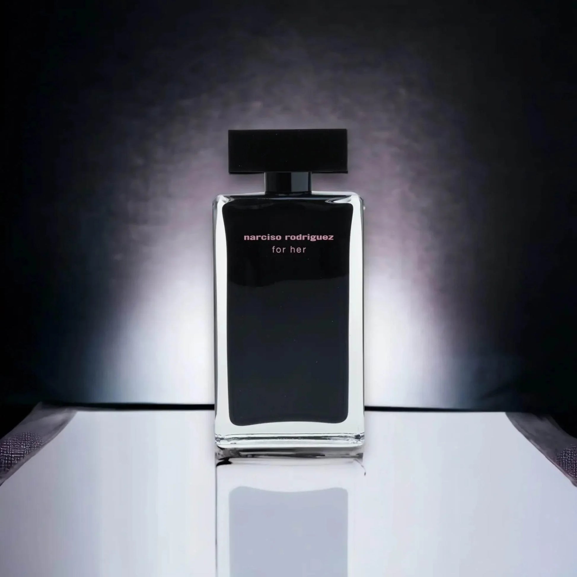 Schwarzer Eau de Toilette Flakon für Damen, modernes Design auf glänzendem Hintergrund