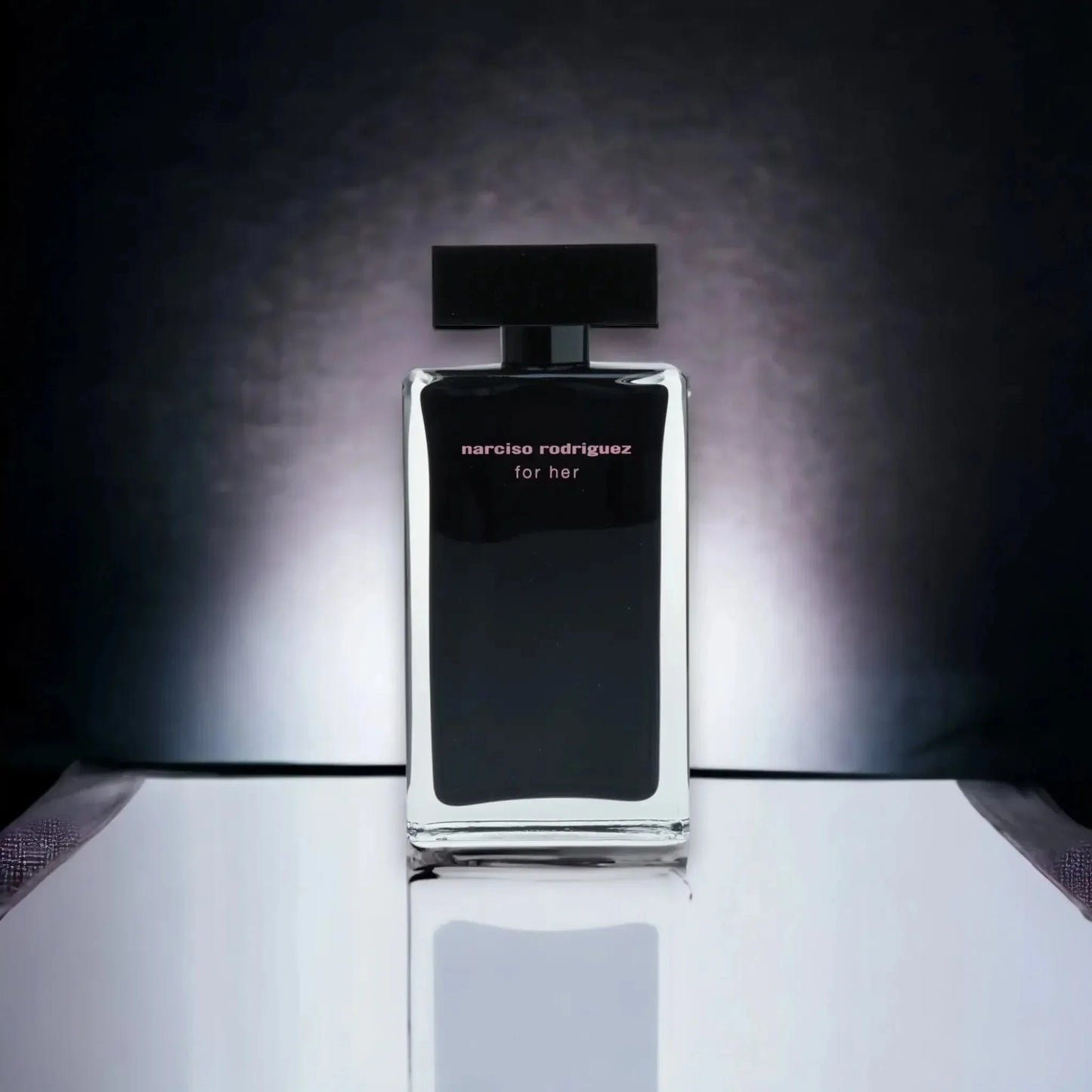 Elegantes Damenparfumflakon mit schwarzem Design, luxuriöses Eau de Toilette, Nahaufnahme