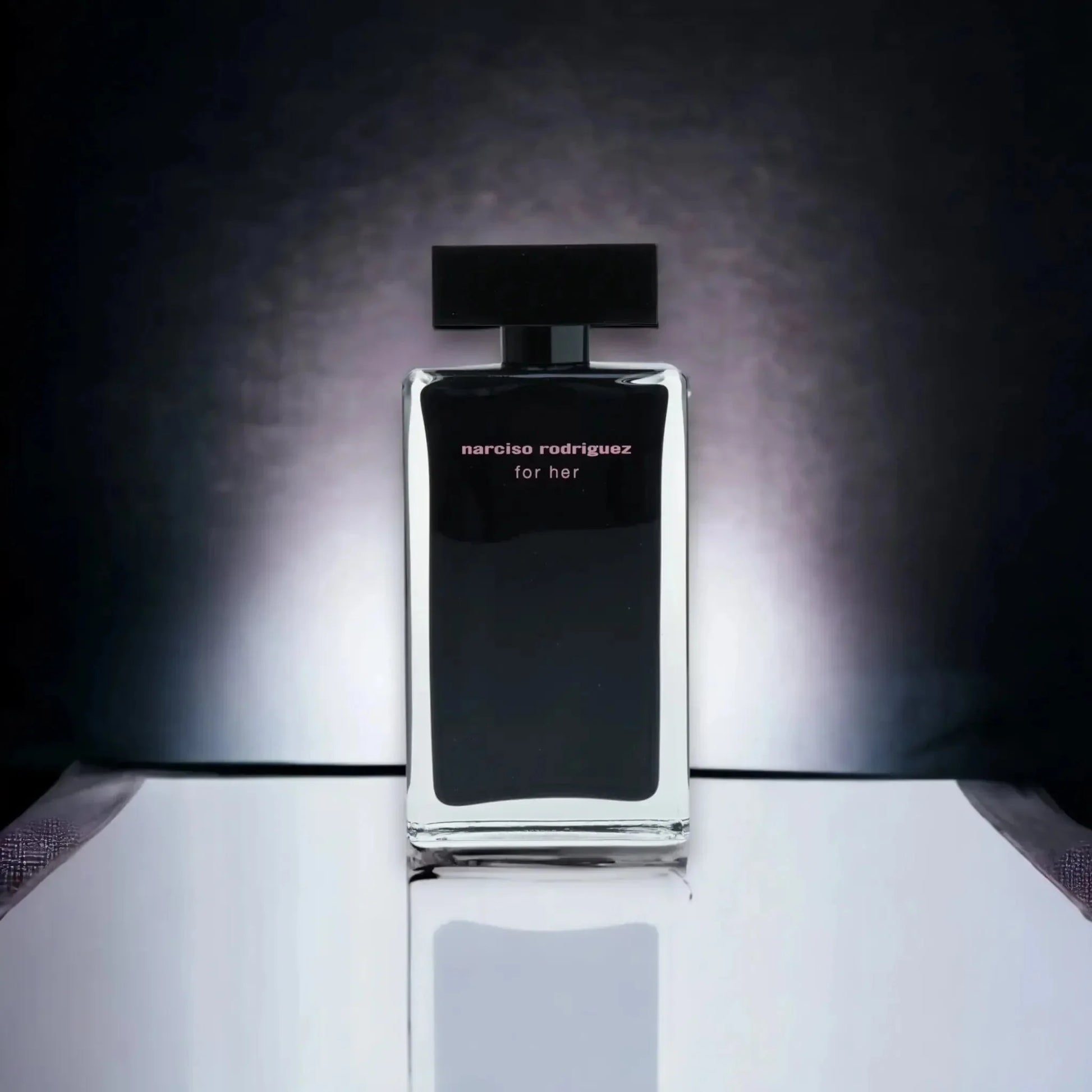 Elegantes Damenparfumflakon mit schwarzem Design, luxuriöses Eau de Toilette, Nahaufnahme