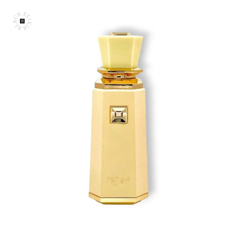 Eleganter, cremefarbener Parfumflakon mit goldenen Akzenten vor weißem Hintergrund.