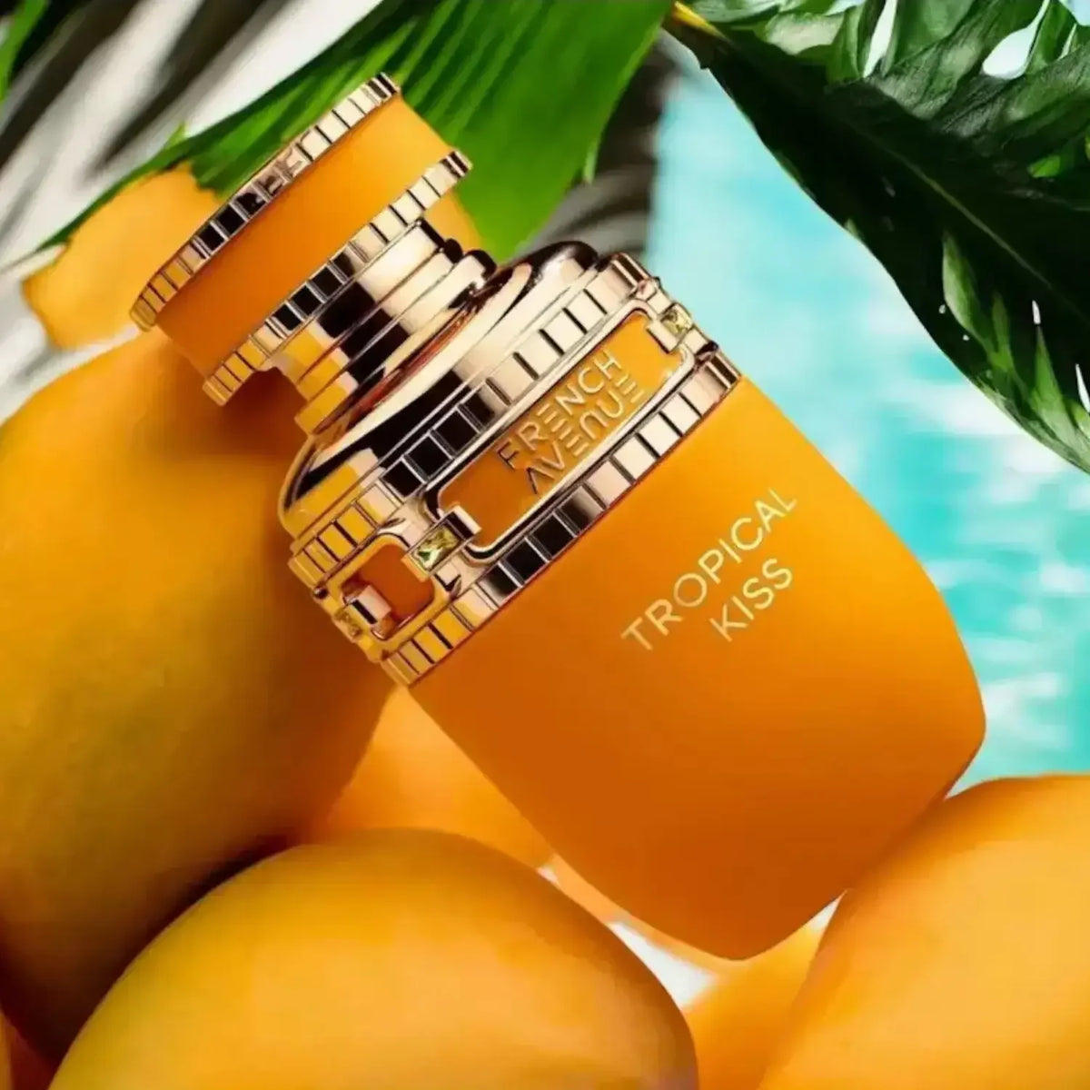 Edles Parfumflakon Tropical Kiss auf Mangos vor tropischem Hintergrund, luxuriöser Damenduft