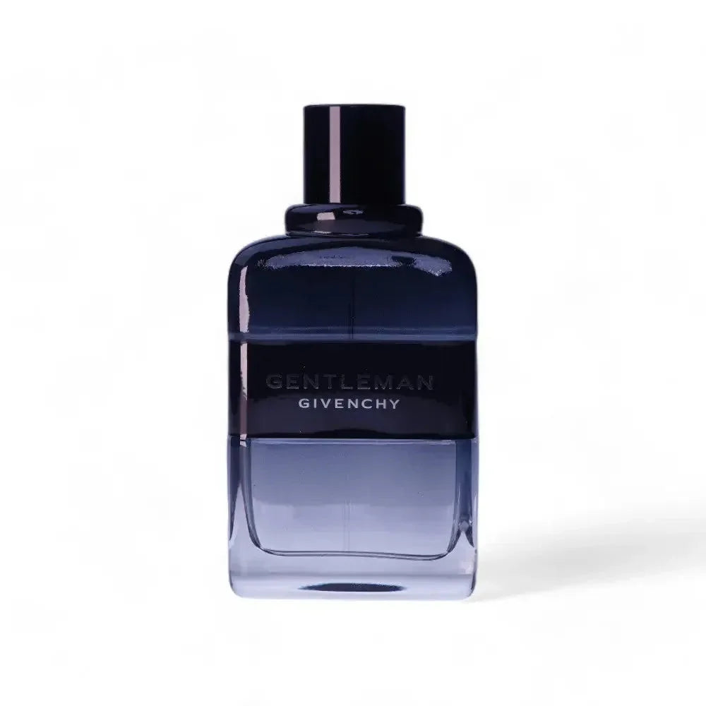 Edles Herrenparfum in dunkelblauer Flasche, Herrenduft Eau de Toilette vor weißem Hintergrund