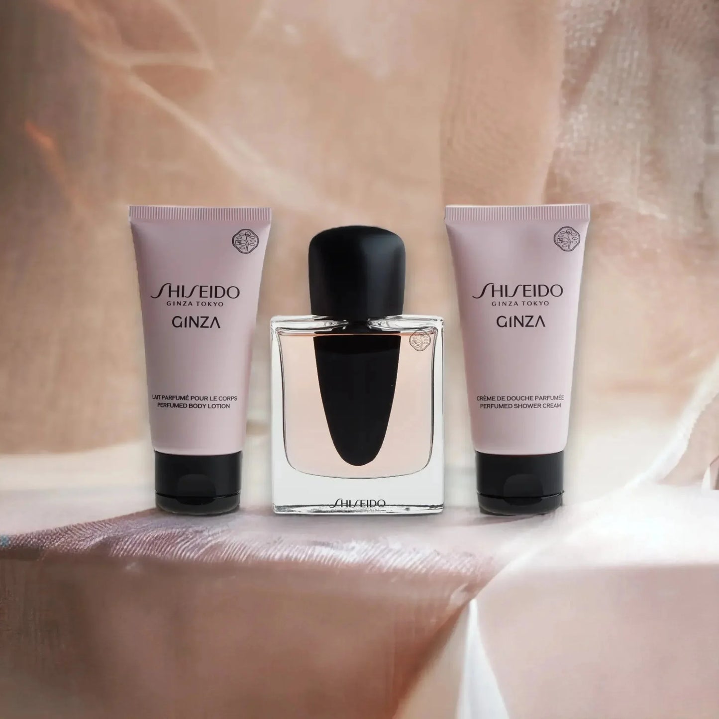 Shiseido Ginza Duftset mit Parfumflakon, Bodylotion und Duschcreme vor elegantem Hintergrund