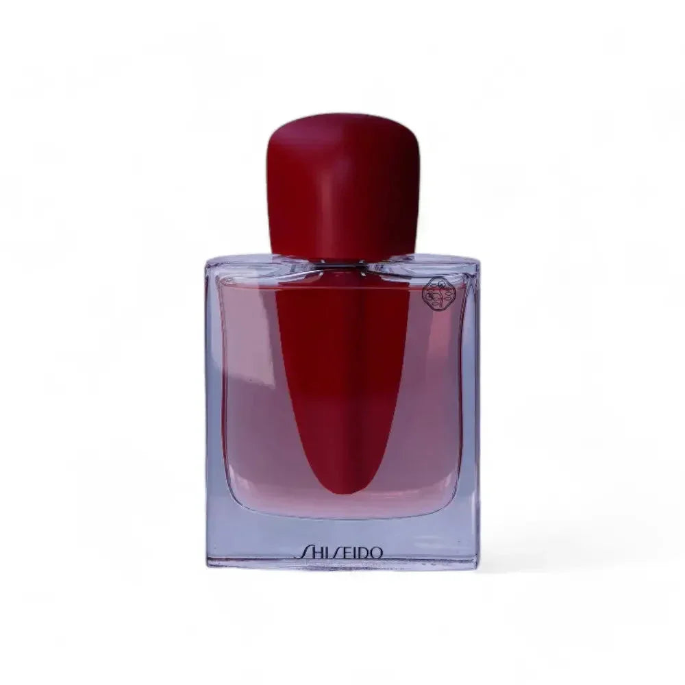 Eleganter Parfumflakon mit rotem Deckel und rosa Inhalt, Produktfoto auf weißem Hintergrund
