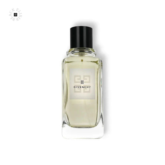 Transparenter Flakon mit hellem Eau de Toilette, schwarzem Deckel und elegantem Label