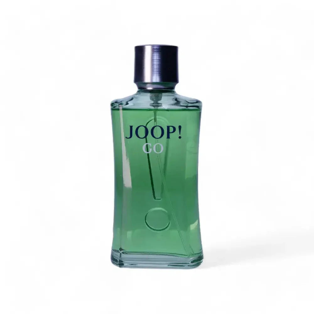 Joop Go Eau de Toilette Herrenparfum Flakon mit grünem Duft, freigestellt auf weißem Hintergrund