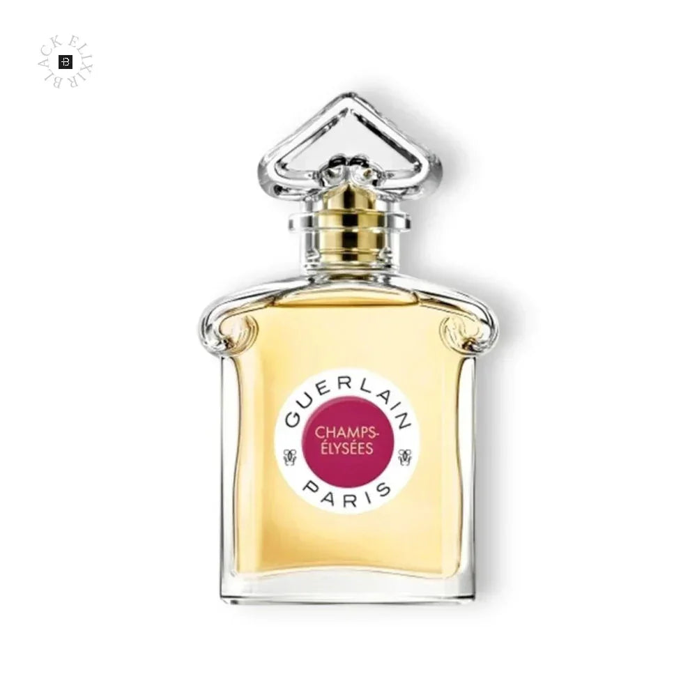 Edles Eau de Parfum in exklusivem Glasflakon mit goldgelber Duftflüssigkeit auf Weiß