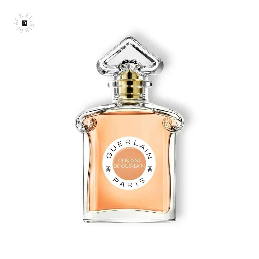 Luxuriöses Damenparfum im eleganten Flakon mit goldfarbenem Verschluss und hellem Duftwasser