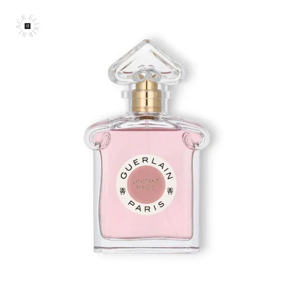 Luxus Damenparfum in eleganter, durchsichtiger Flasche mit rosa Inhalt auf weißem Hintergrund