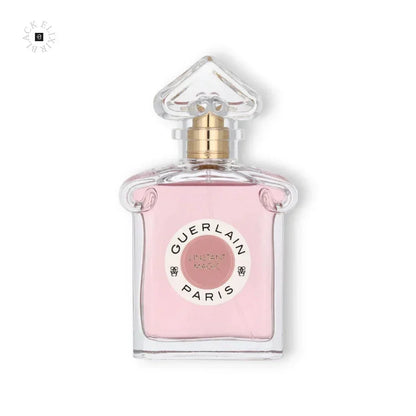 Luxuriöses Damenparfum in elegantem, transparentem Flakon mit rosa Duft und goldener Kappe