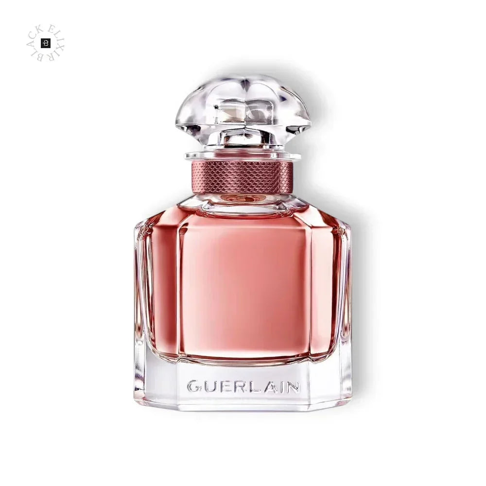 Luxuriöser Damenduft in elegantem, rosafarbenem Parfumflakon vor weißem Hintergrund