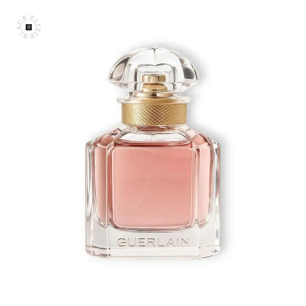 Eleganter Flakon eines exklusiven Damenparfums mit rosafarbenem Duft und goldener Kappe