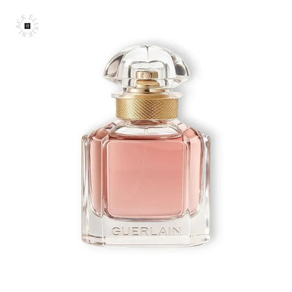 Eleganter Flakon eines exklusiven Damenparfums mit rosafarbenem Duft und goldener Kappe