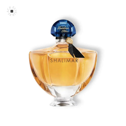Eleganter Flakon Shalimar Eau de Parfum, luxuriöses Damenparfum auf weißem Hintergrund