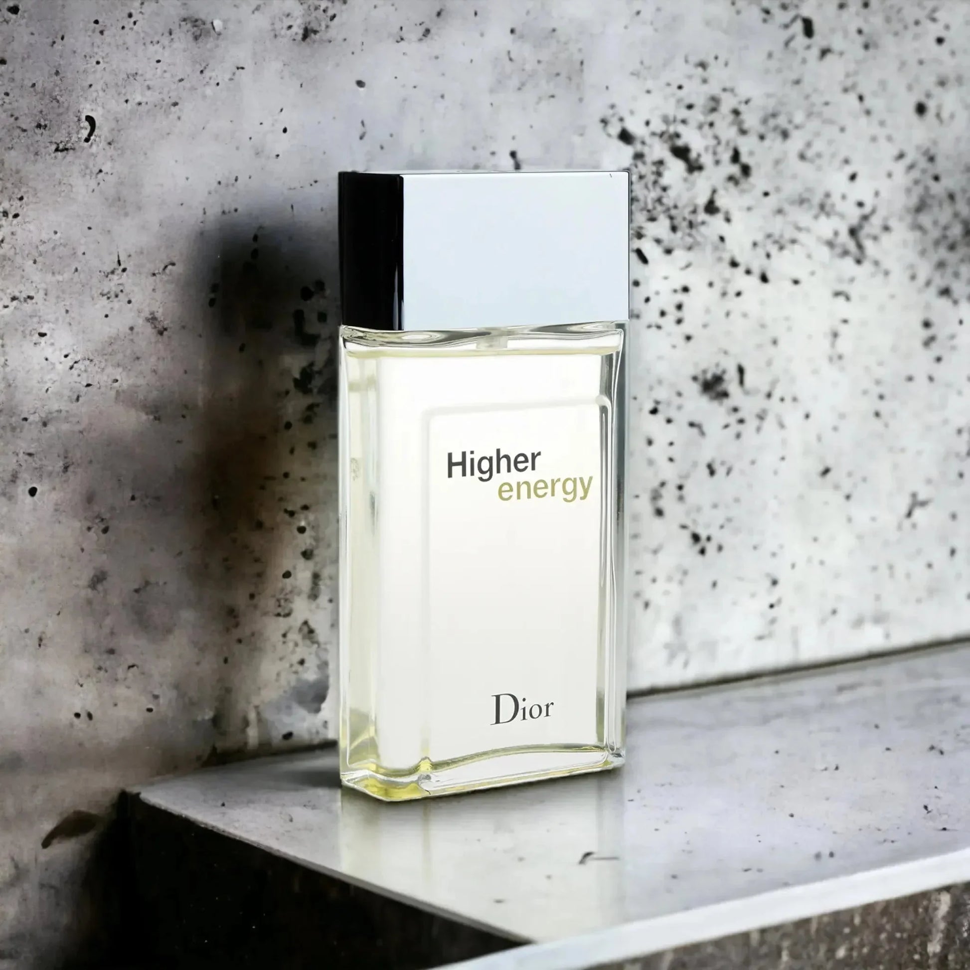 Herrenparfum Flakon Higher Energy Eau de Toilette vor Betonhintergrund, minimalistisches Design