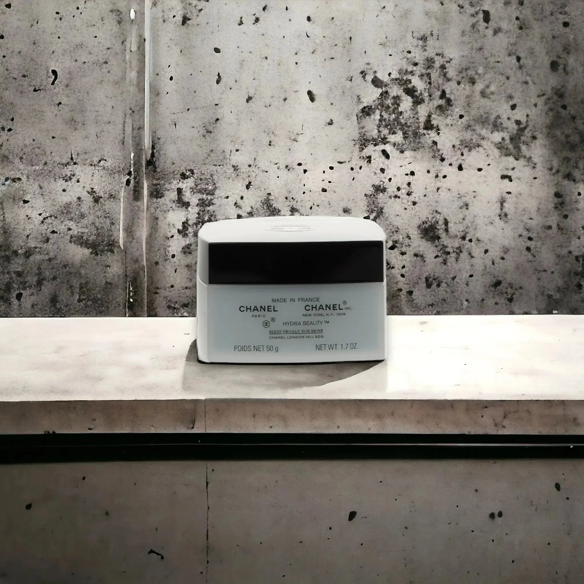 Luxuriöse Hydra Beauty Gel-Creme Feuchtigkeitspflege auf modernem Betonhintergrund
