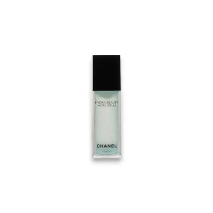Hydra Beauty Micro Serum in elegant Glasflasche mit schwarzem Deckel, luxuriöse Hautpflege